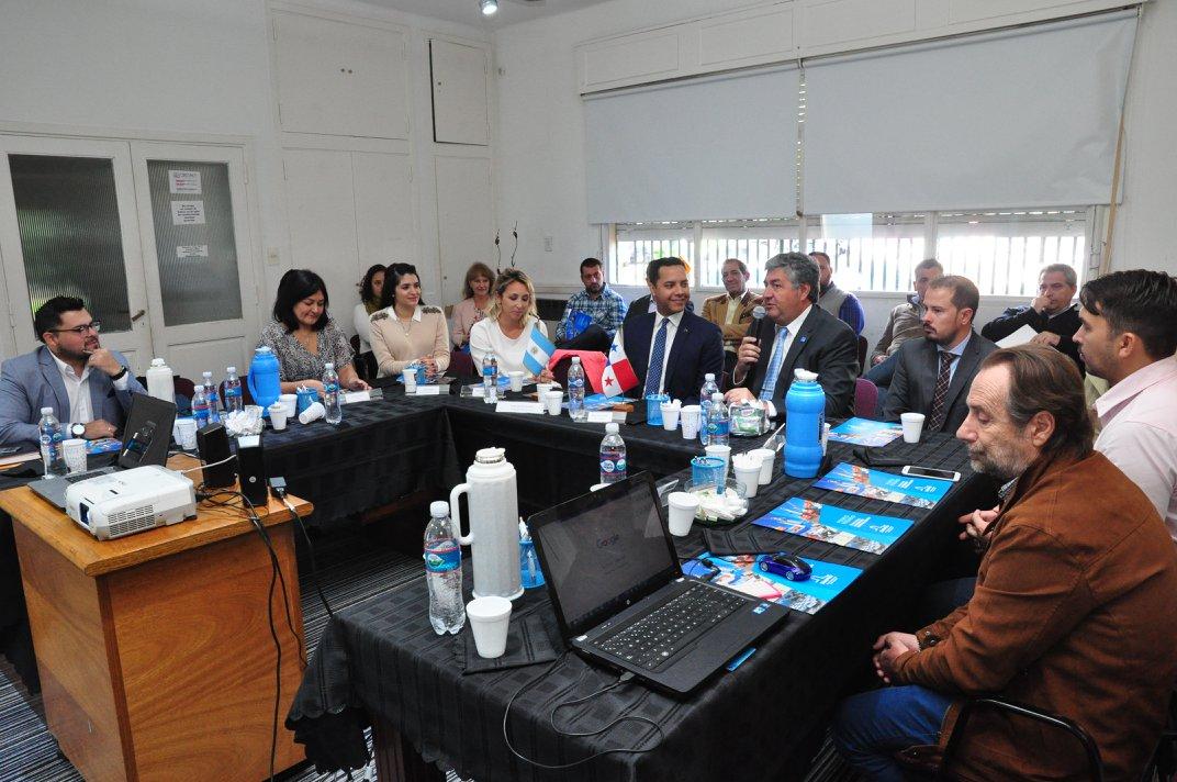 Mesa de trabajo con funcionarios y referentes de la región