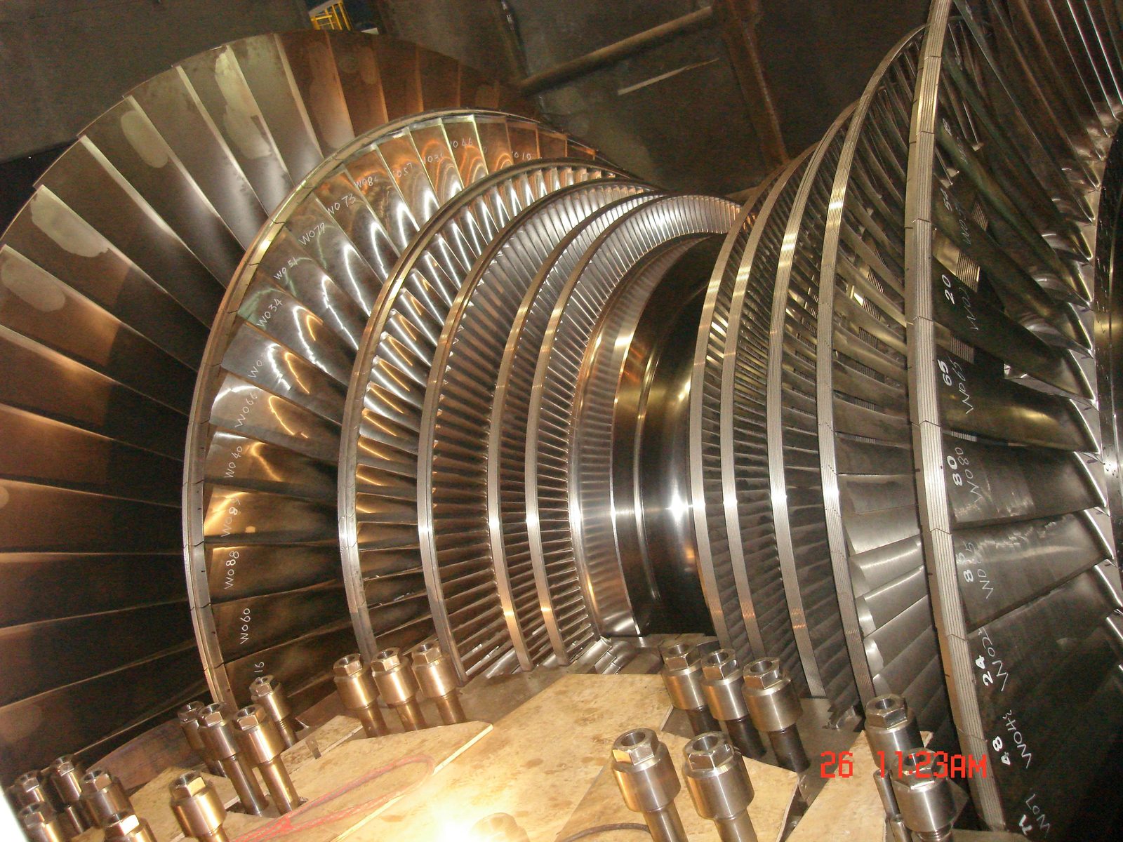 Rotor de turbina de vapor abierto durante un mantenimiento ejecutado por RAFA